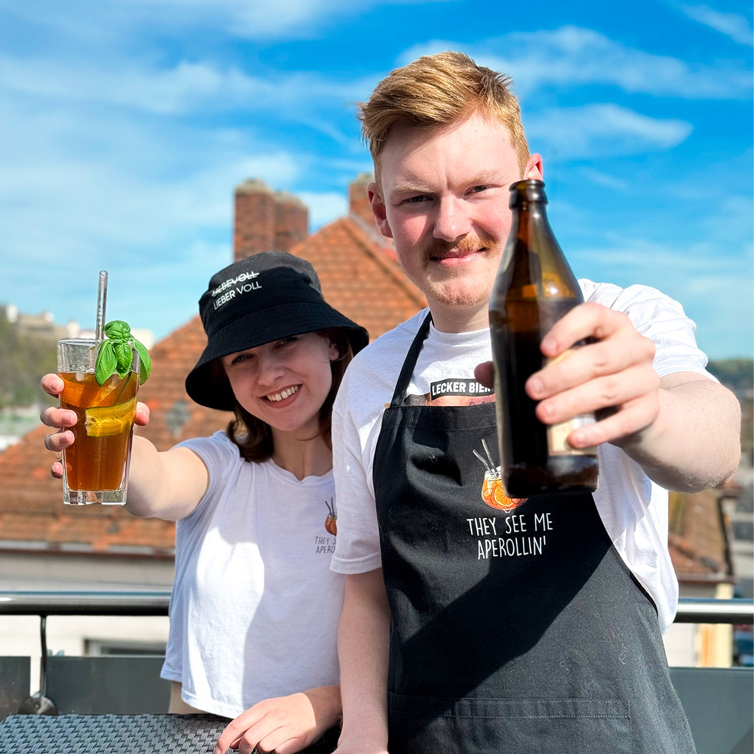 I fondatori di Weinspirits con dei drink su una terrazza